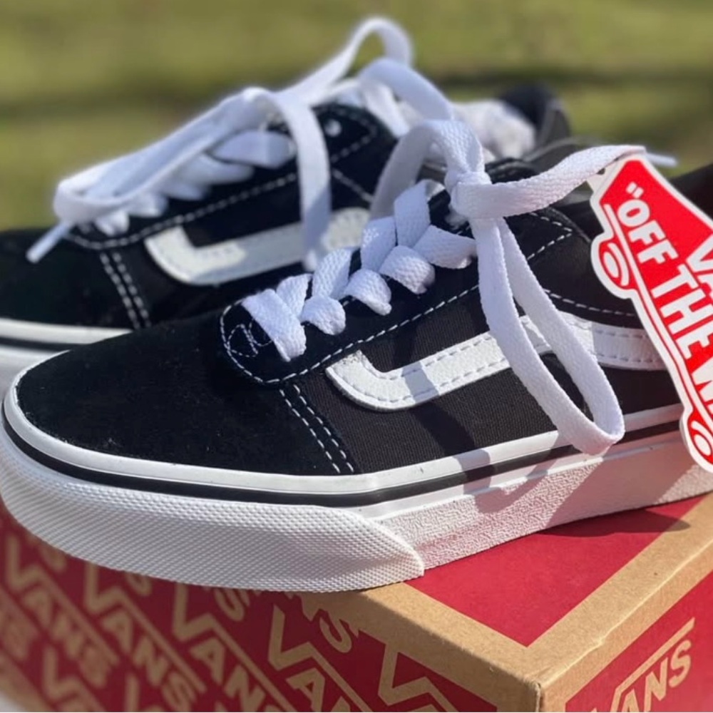 Vans Classic Black and White Low-Tops Kids Size 12.0 Y